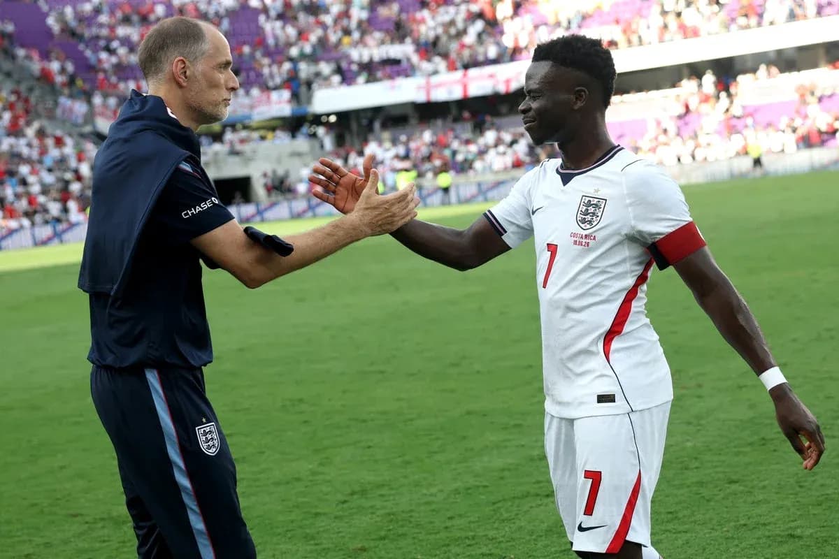 Entrenador y jugador de Inglaterra saludándose en el campo