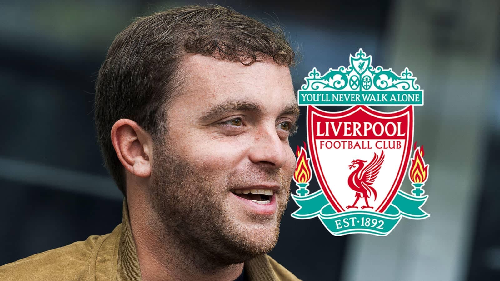 Persona sonriendo con el logo del Liverpool FC