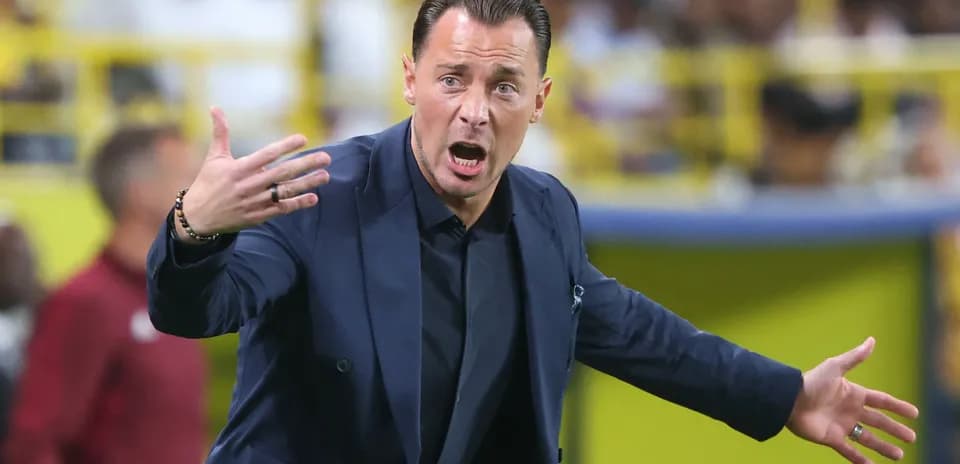Entrenador dirigiendo instrucciones durante el partido