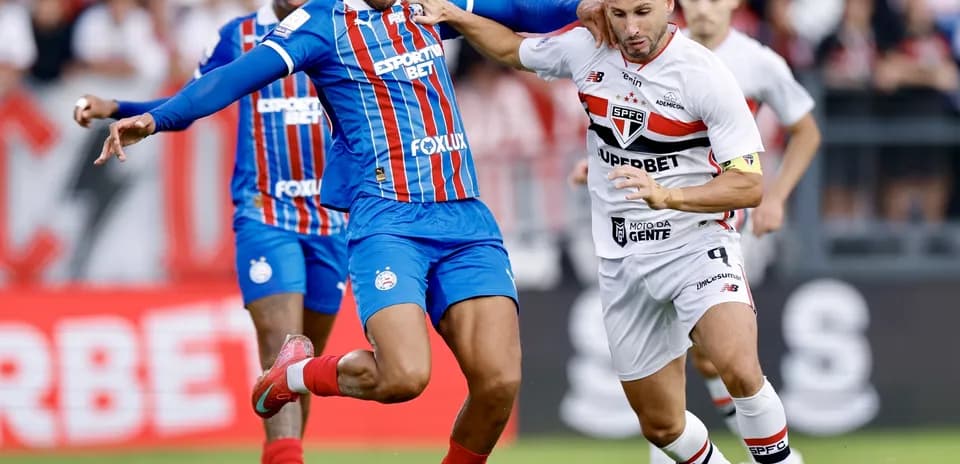 Jugadores de Bahia y Sao Paulo en acción