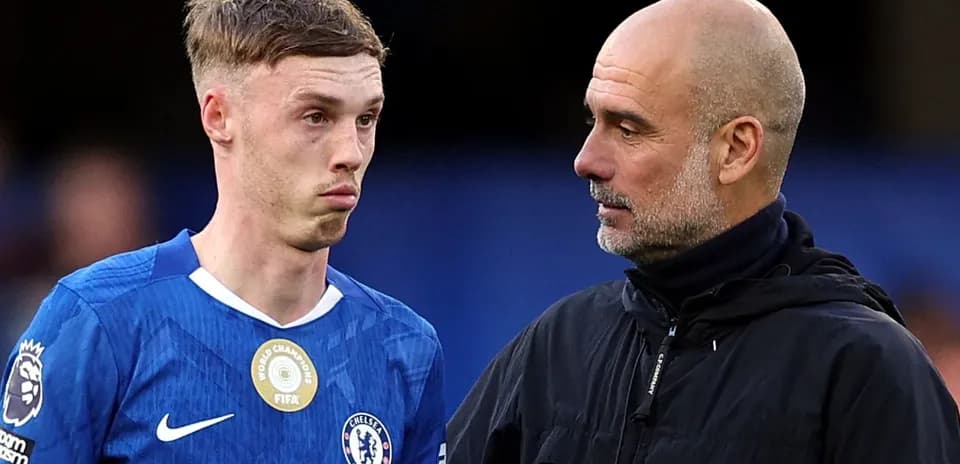 Jugador de Chelsea conversando con entrenador en el campo