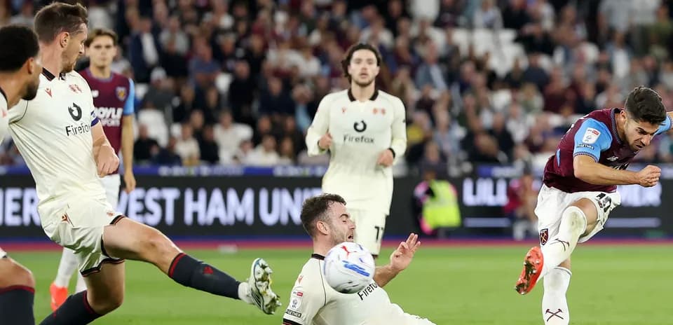 Jugador disparando mientras otro cae al suelo