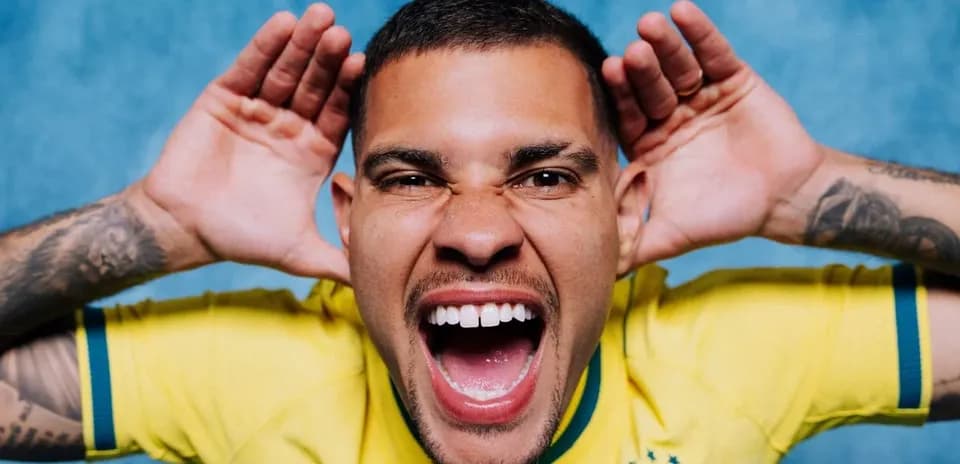 Jugador de Brasil sonriendo con camiseta amarilla