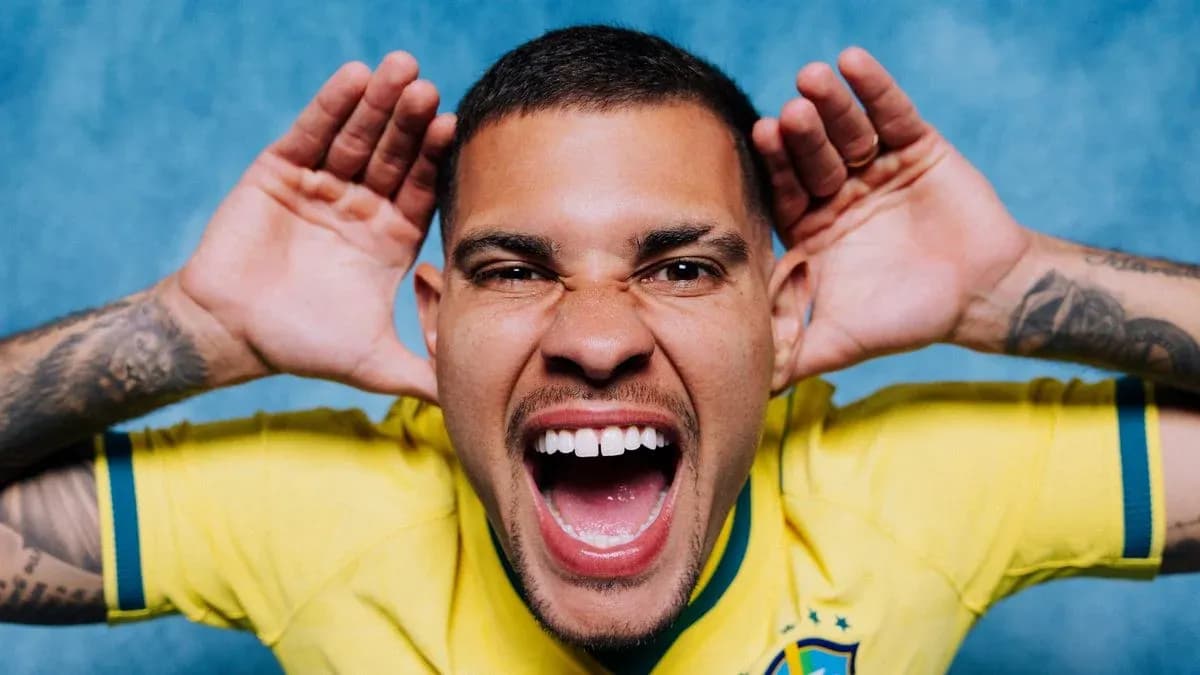 Jugador de Brasil sonriendo con camiseta amarilla