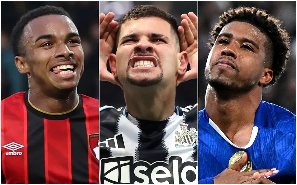 Tres jugadores de fútbol posando en el campo