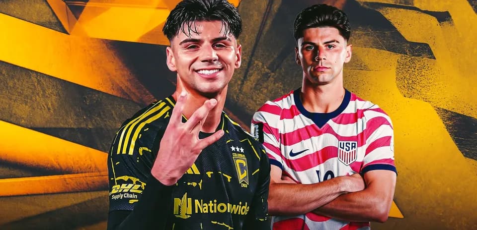 Jugadores de fútbol posando con camisetas de sus selecciones