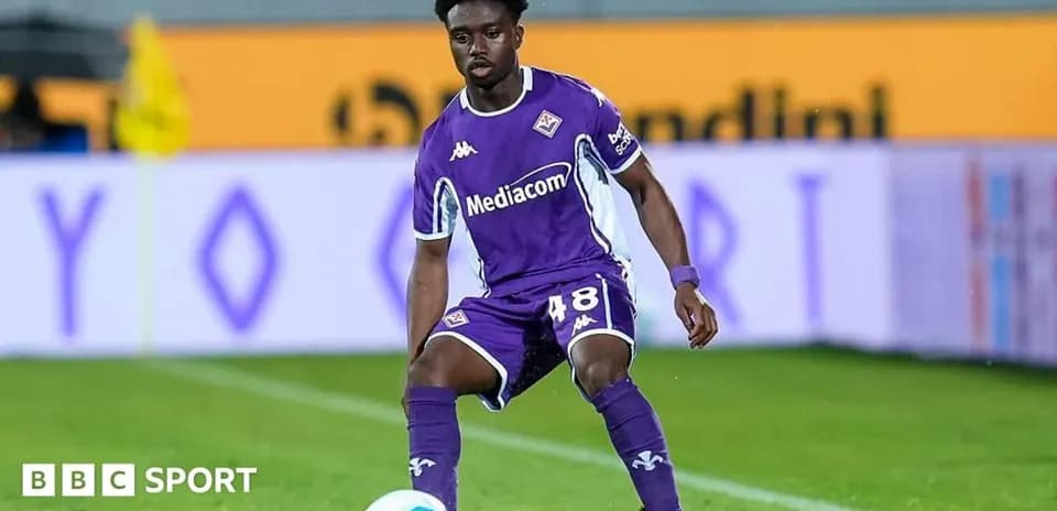 Jugador de Fiorentina controlando el balón en el campo