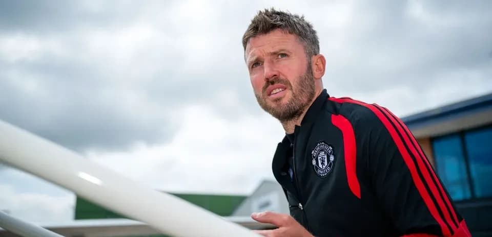 Entrenador de Manchester United en el campo de entrenamiento