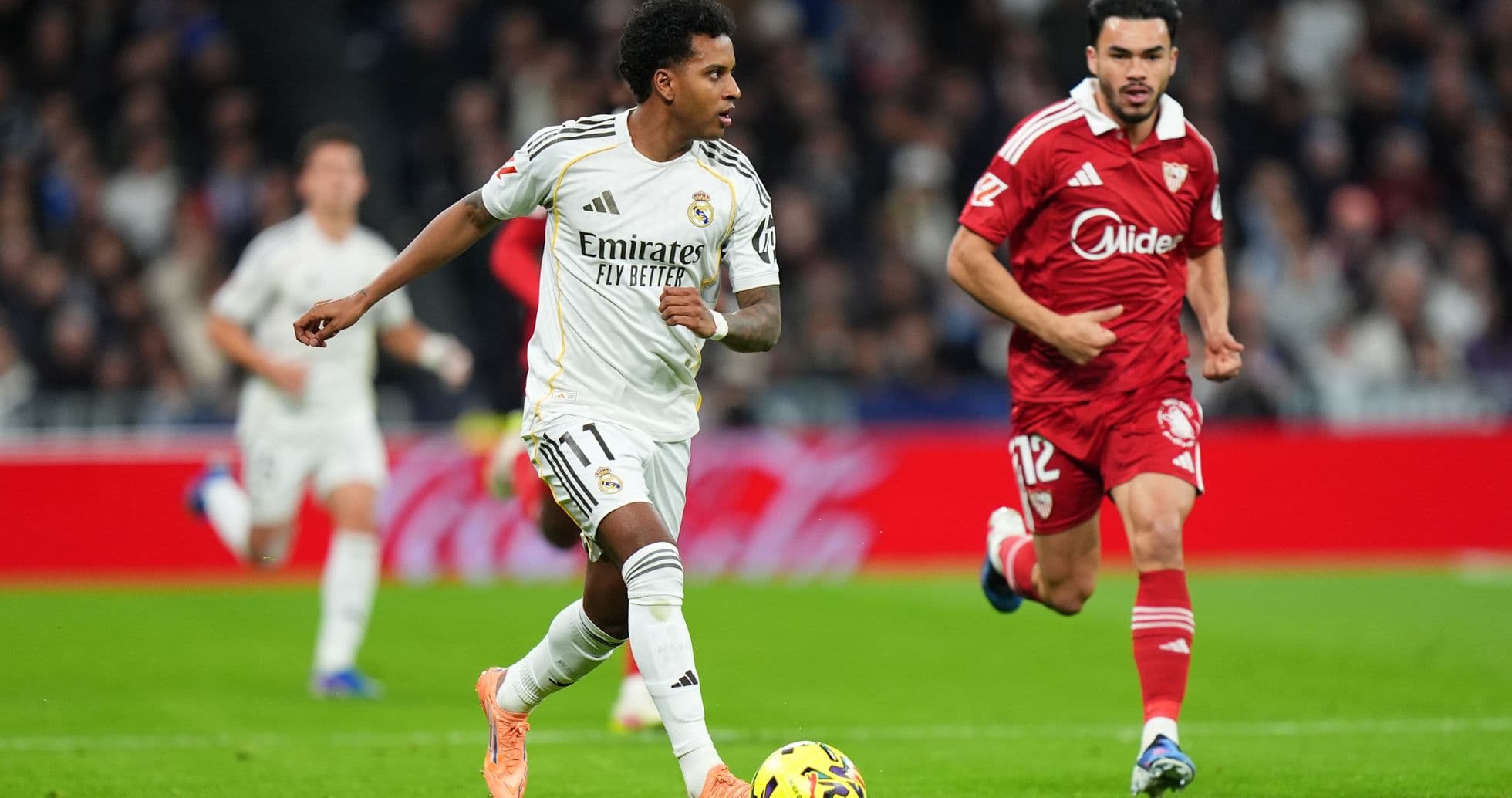 Jugador de Real Madrid driblando en el partido