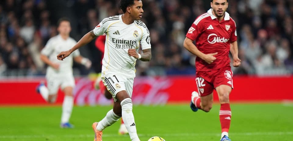 Jugador de Real Madrid driblando en el partido