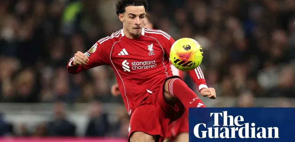 Jugador de Liverpool controlando el balón en el campo