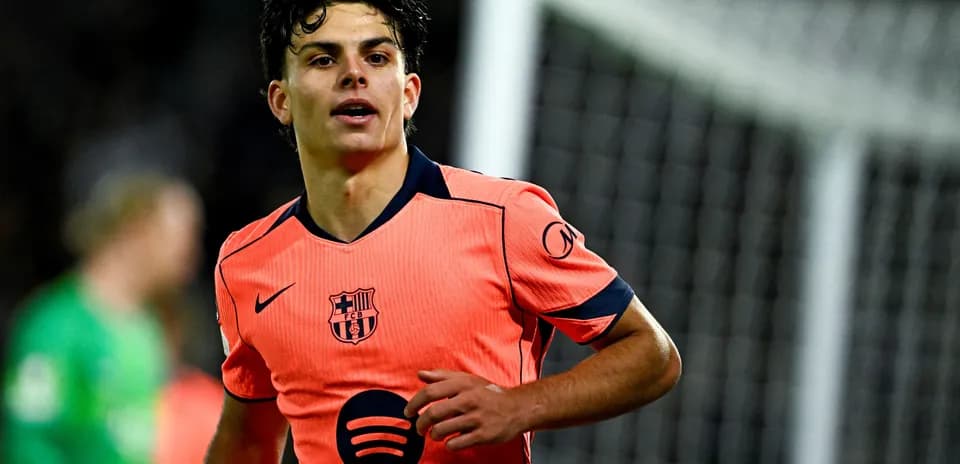 Jugador del FC Barcelona en uniforme naranja durante partido