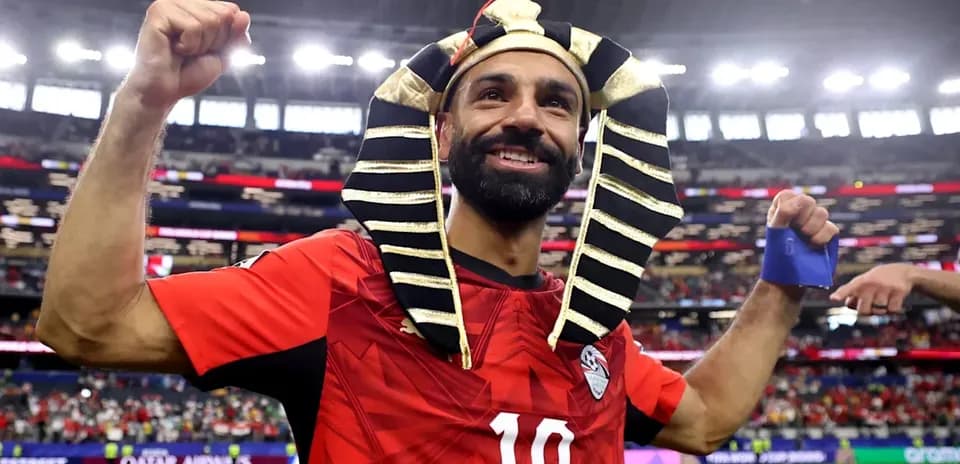 Jugador celebrando con gorra de faraón en estadio