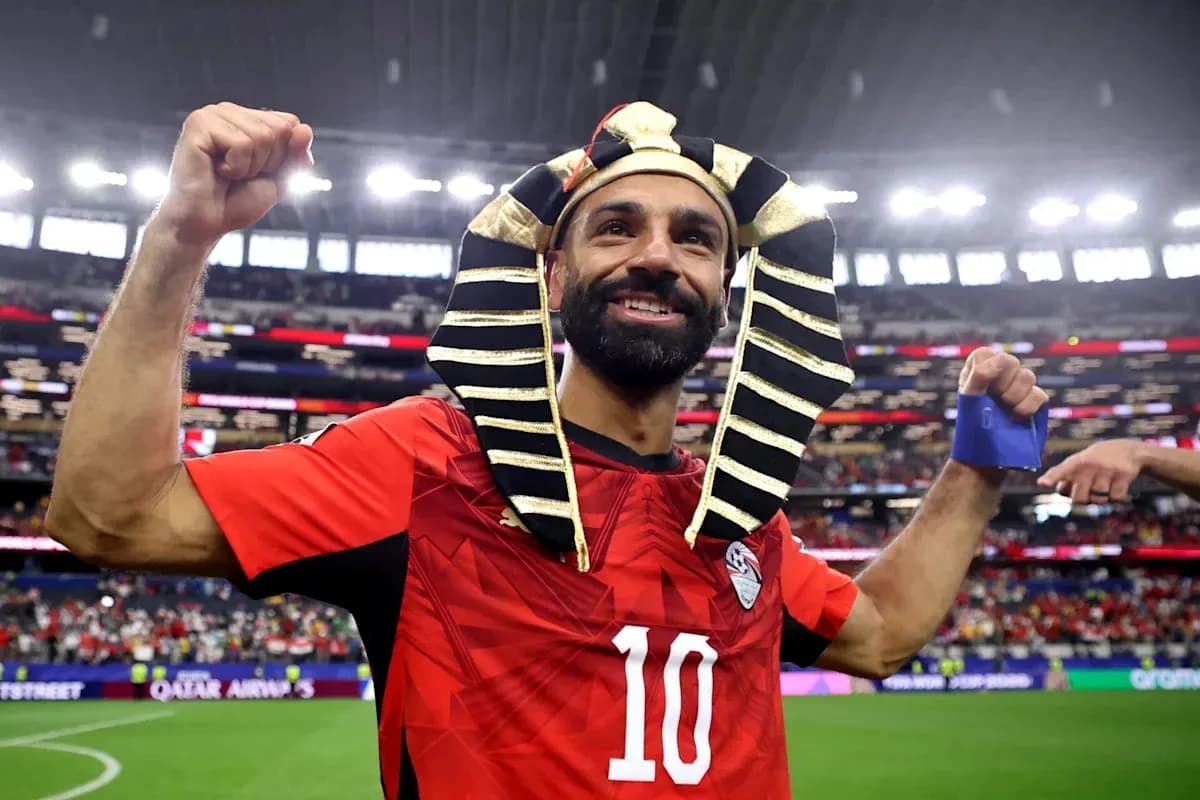 Jugador celebrando con gorra de faraón en estadio