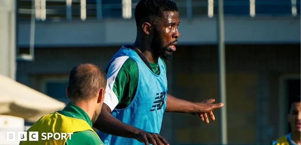Jugador entrenando en el campo con compañeros