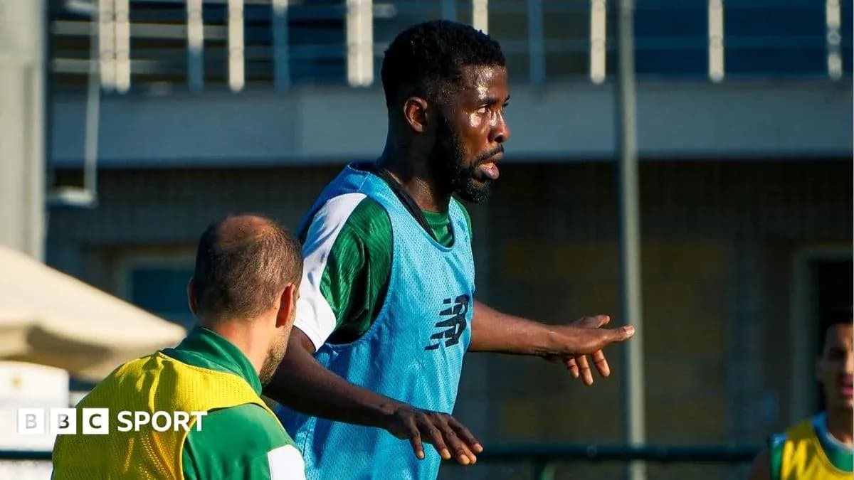 Jugador entrenando en el campo con compañeros