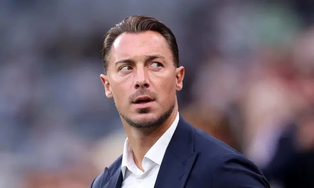 Entrenador observando el partido desde la línea lateral