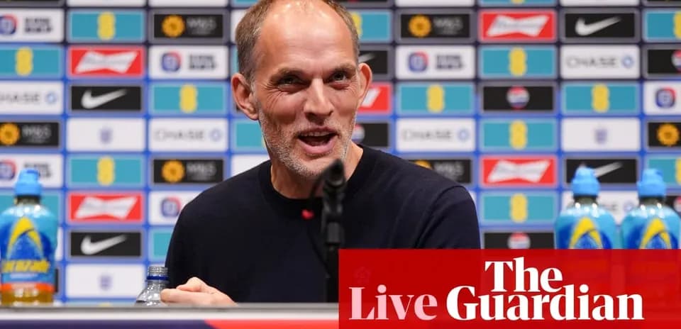 Entrenador en rueda de prensa con micrófono