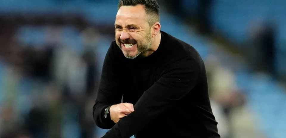 Entrenador celebrando tras un gol en el partido