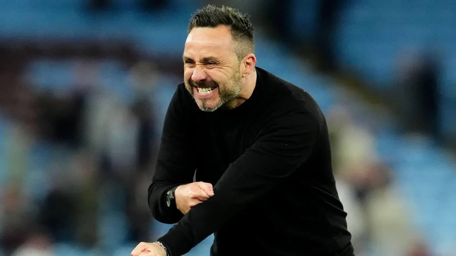 Entrenador celebrando tras un gol en el partido