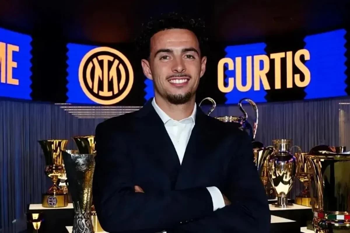 Jugador posando frente a trofeos en evento