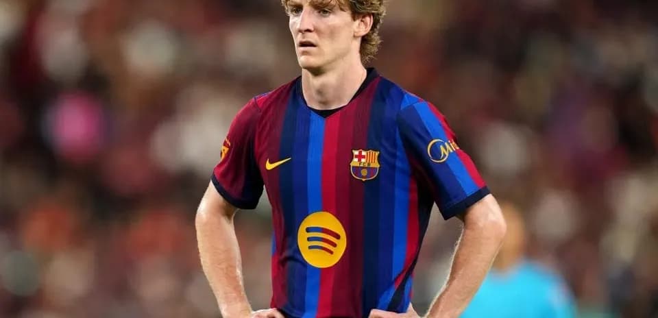 Jugador de Barcelona con camiseta de rayas en el campo