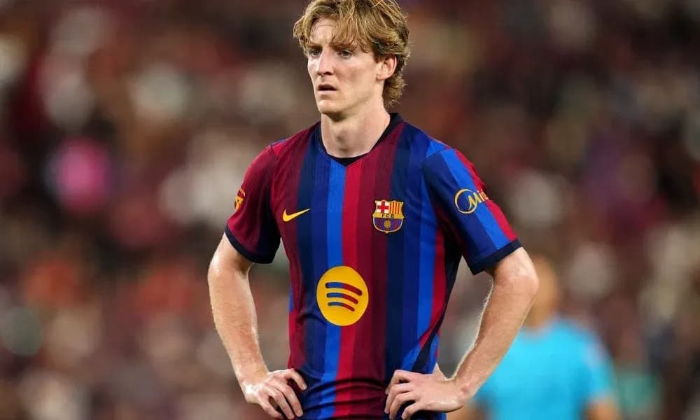 Jugador de Barcelona con camiseta de rayas en el campo