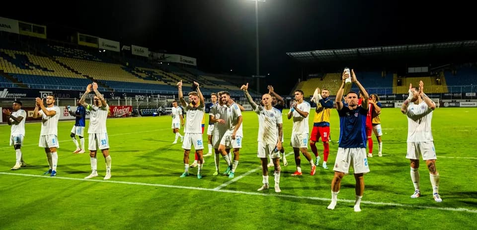 Jugadores celebrando en el estadio después del partido