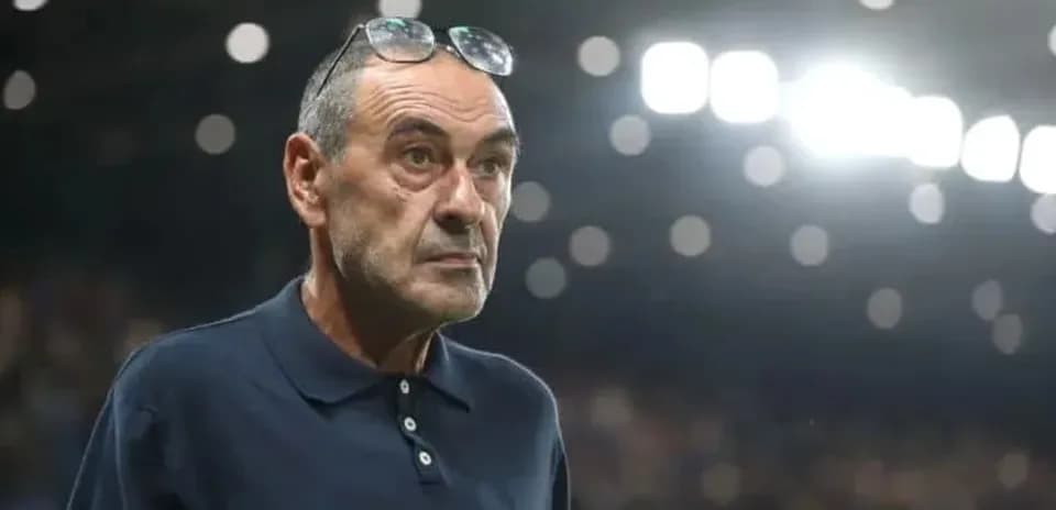 Entrenador observando el partido desde la línea de banda