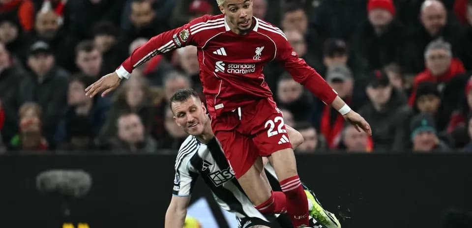Jugador de Liverpool cae ante defensor de Newcastle