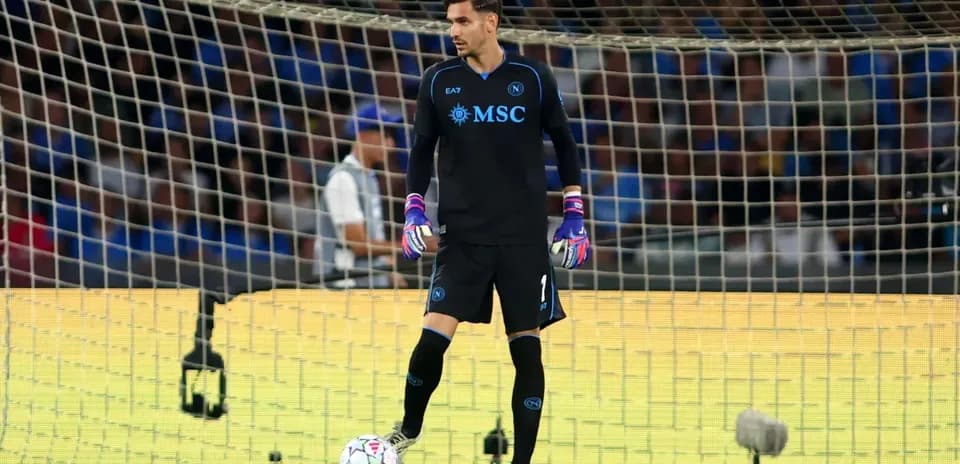 Portero de Napoli en acción durante el partido