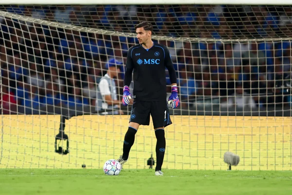 Portero de Napoli en acción durante el partido