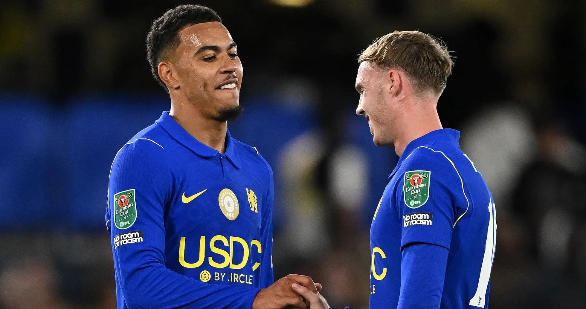 Jugadores de Chelsea dándose la mano en el campo