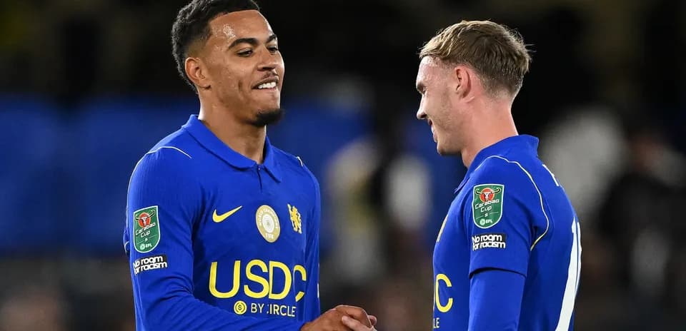 Jugadores de Chelsea dándose la mano en el campo