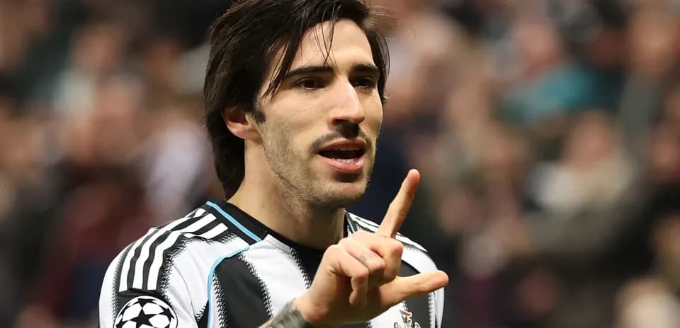 Jugador de Newcastle señalando durante un partido