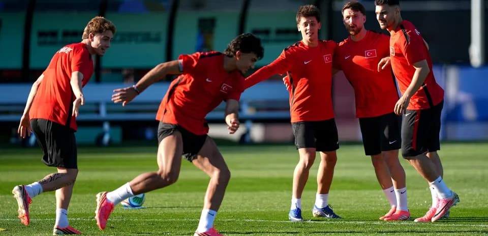 Jugadores de Turquía entrenando para el Mundial