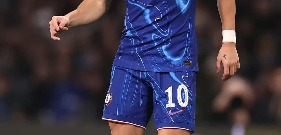 Jugador de Chelsea con balón durante el partido