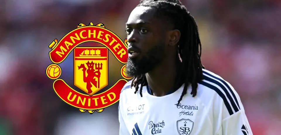 Jugador en uniforme con logo de Manchester United