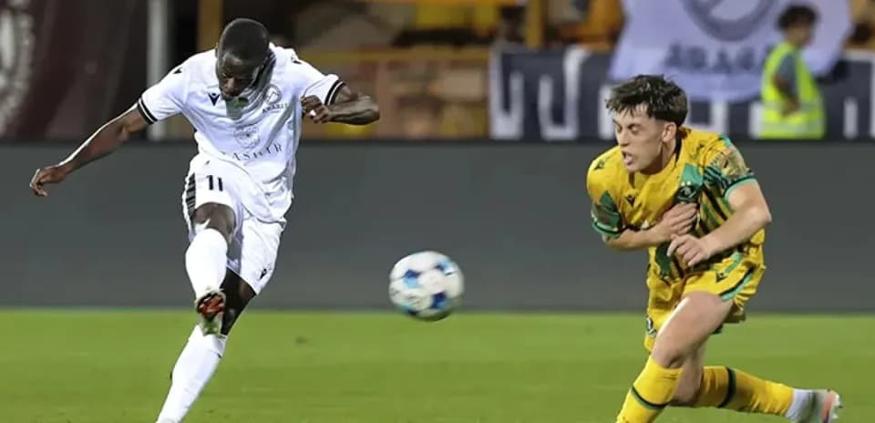 Jugador de Kairat Almaty disparando a puerta