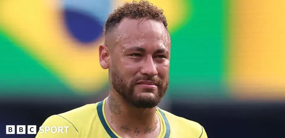 Jugador de Brasil en uniforme amarillo durante partido