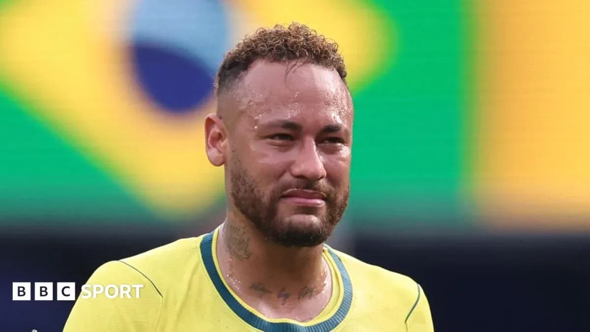 Jugador de Brasil en uniforme amarillo durante partido