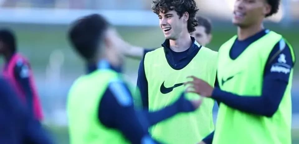 Jugadores riendo durante entrenamiento en el campo