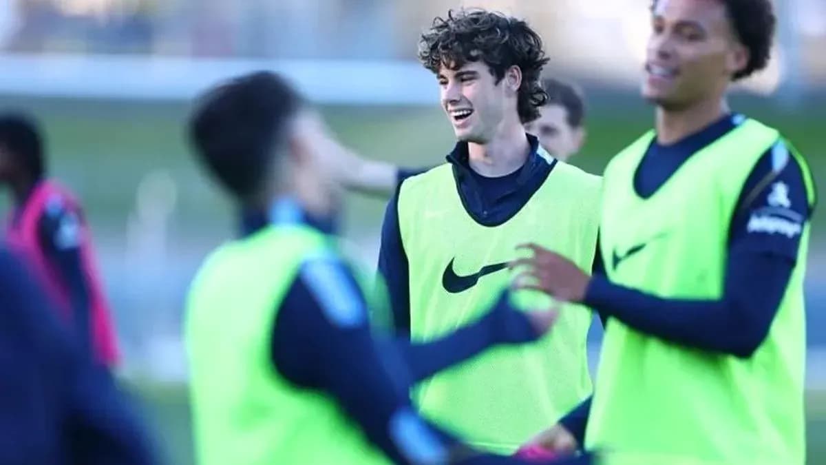 Jugadores riendo durante entrenamiento en el campo