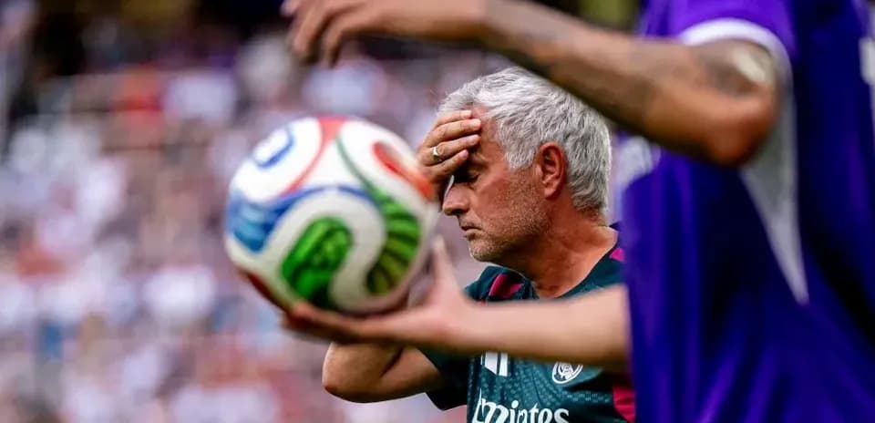 Entrenador tocándose la frente durante el partido