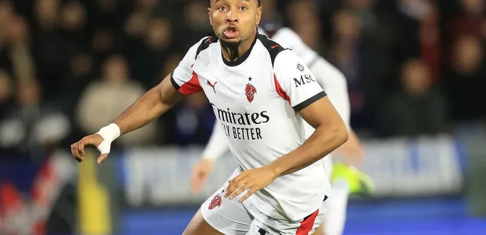 Jugador de fútbol corriendo durante el partido