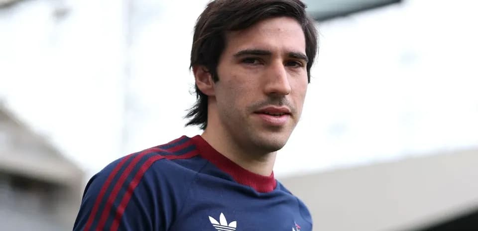 Jugador posando en entrenamiento con camiseta del club