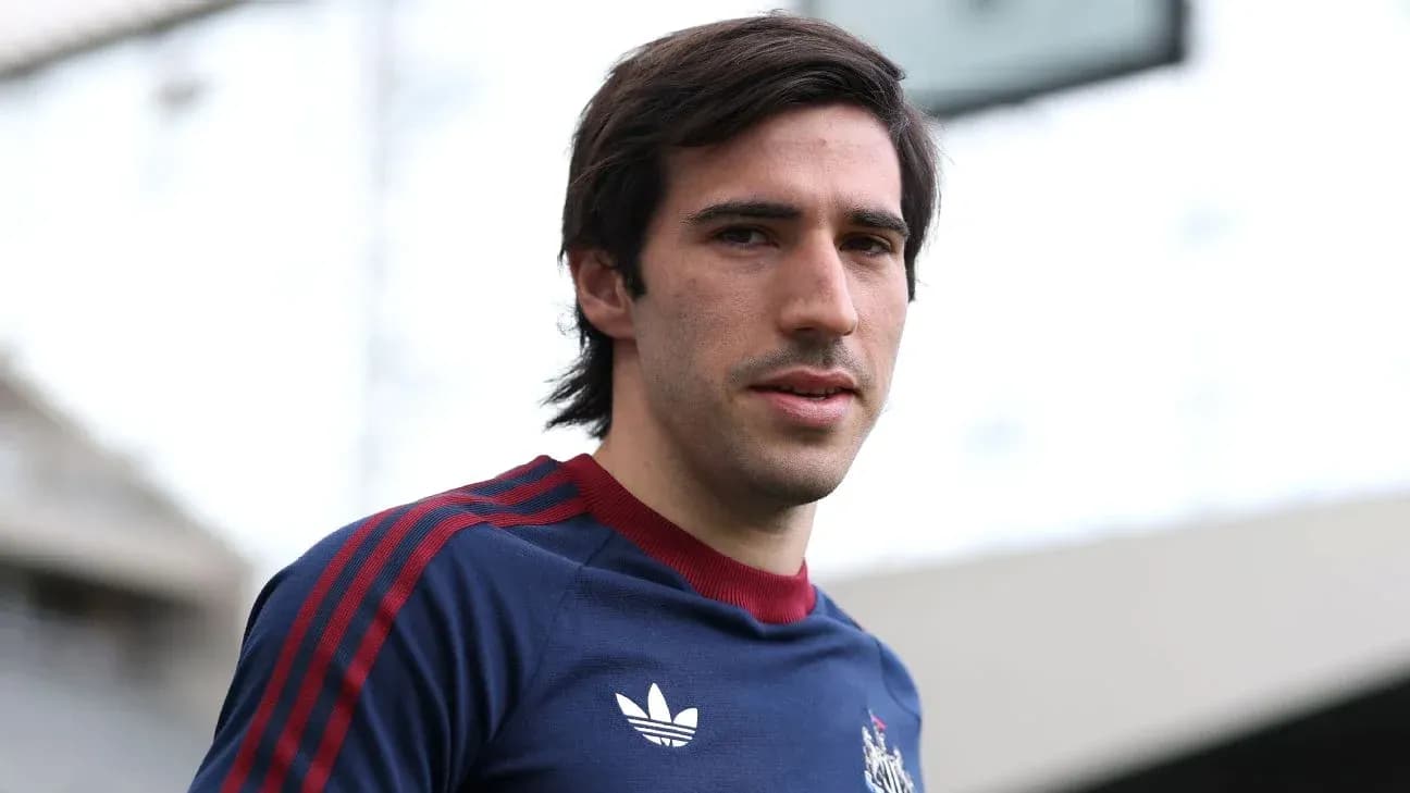 Jugador posando en entrenamiento con camiseta del club