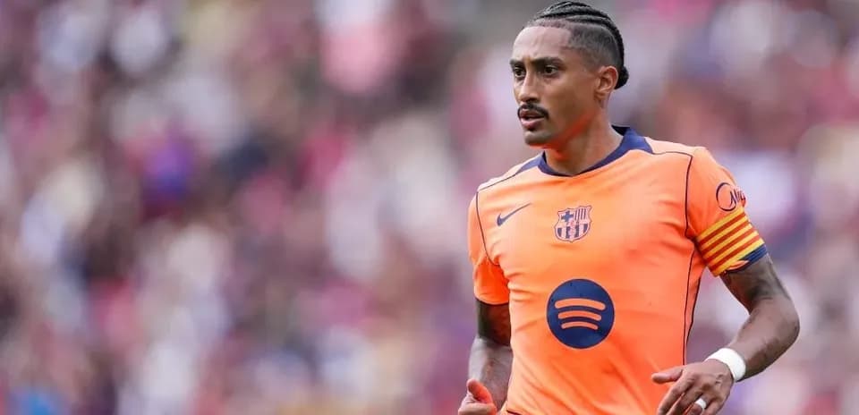 Jugador del FC Barcelona corriendo en uniforme naranja