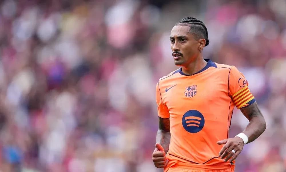 Jugador del FC Barcelona corriendo en uniforme naranja