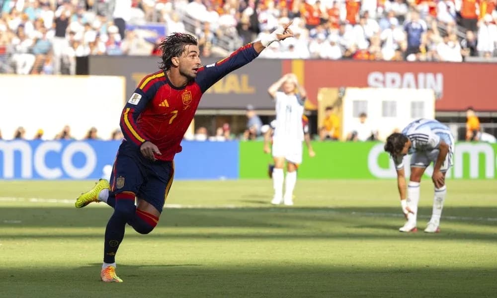 Jugador de España celebra un gol en el partido